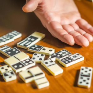 Jakie są zasady gry w domino?